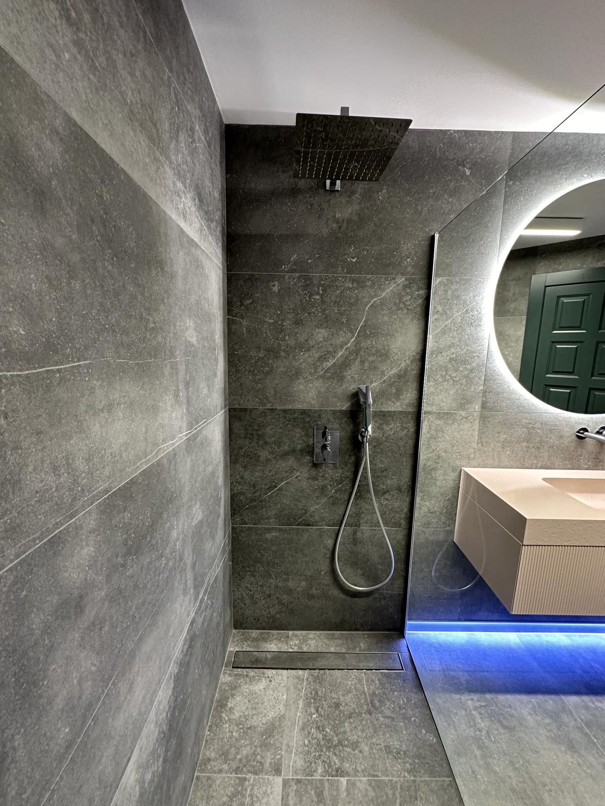 Obra de baño azulejos para ducha en Tavernes de la Valldigna